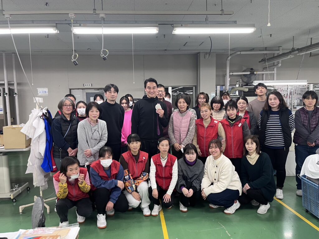 オリンピックメダリスト:松田 丈志選手と一緒に(縫製ラインの社員)