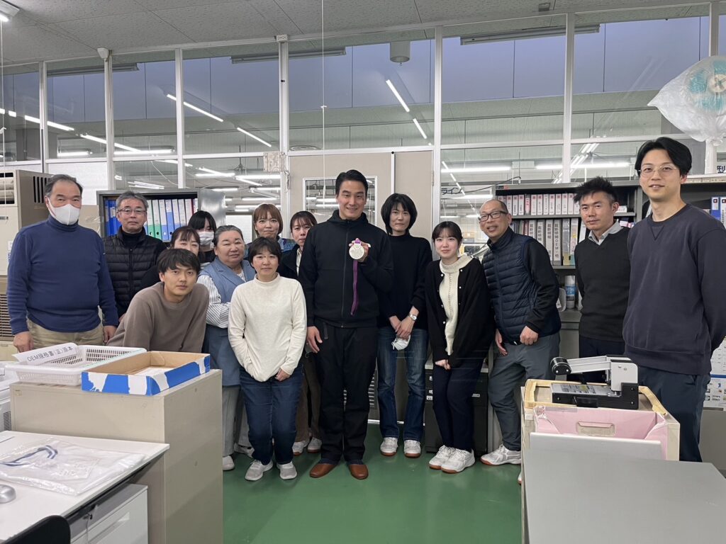 オリンピックメダリスト:松田 丈志選手と一緒に(業務の社員)