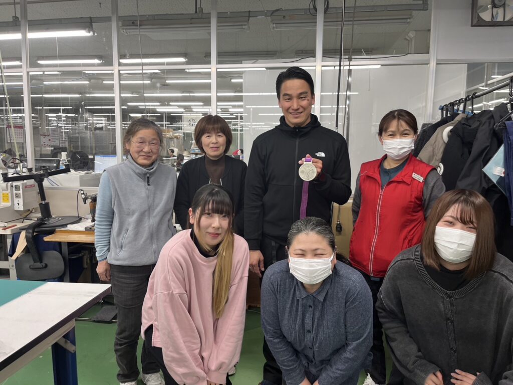オリンピックメダリスト:松田 丈志選手と一緒に(リペアラインの社員と)